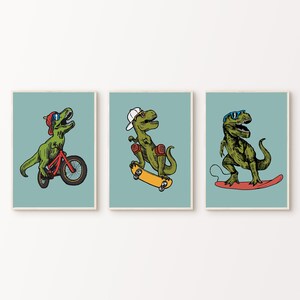 Puede incluir: Tres ilustraciones de dinosaurios verdes sobre un fondo azul claro. El primer dinosaurio est&aacute; montando una bicicleta roja. El segundo dinosaurio lleva gafas de sol y est&aacute; haciendo skate. El tercer dinosaurio lleva gafas de sol y est&aacute; haciendo surf.