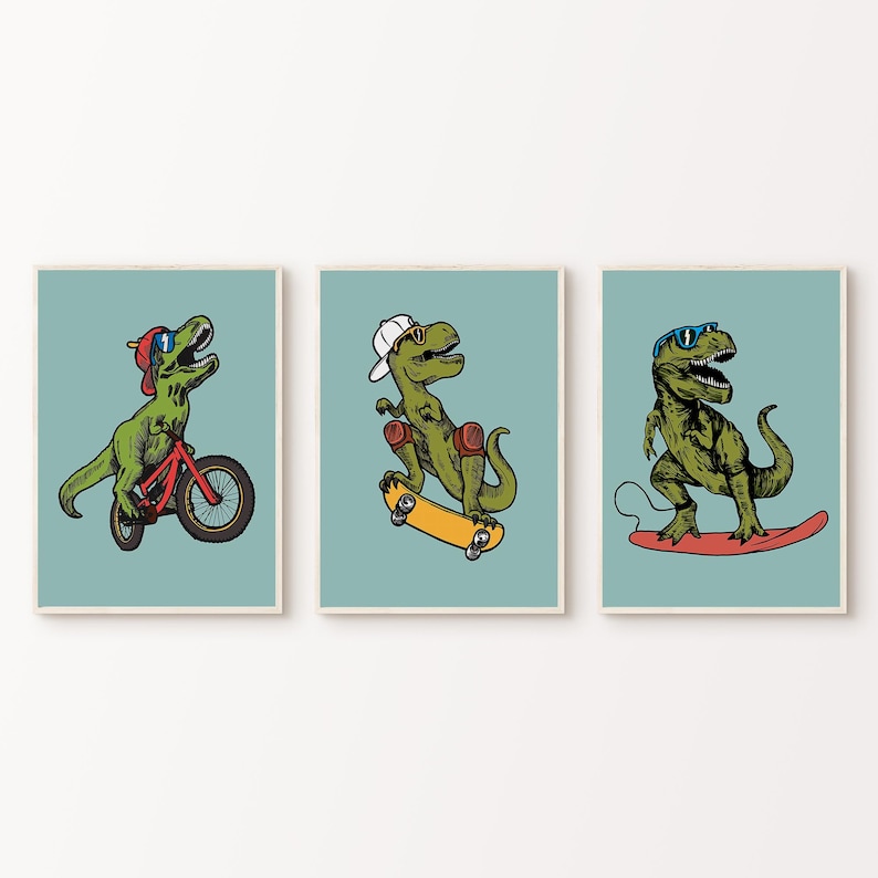 Puede incluir: Tres ilustraciones de dinosaurios verdes sobre un fondo azul claro. El primer dinosaurio est&aacute; montando una bicicleta roja. El segundo dinosaurio lleva gafas de sol y est&aacute; haciendo skate. El tercer dinosaurio lleva gafas de sol y est&aacute; haciendo surf.