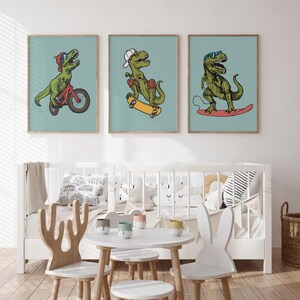 Puede incluir: Tres ilustraciones de dinosaurios sobre un fondo azul claro. El primer dinosaurio est&aacute; montando en bicicleta, el segundo est&aacute; haciendo skateboard y el tercero est&aacute; surfeando. Las ilustraciones est&aacute;n en un estilo de dibujos animados.