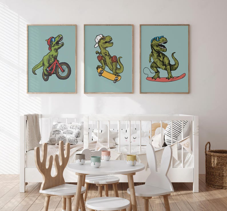 Puede incluir: Tres ilustraciones de dinosaurios sobre un fondo azul claro. El primer dinosaurio est&aacute; montando en bicicleta, el segundo est&aacute; haciendo skateboard y el tercero est&aacute; surfeando. Las ilustraciones est&aacute;n en un estilo de dibujos animados.
