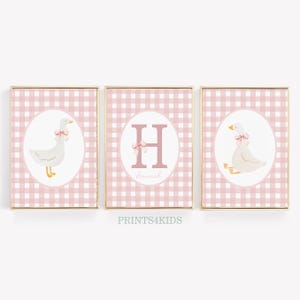 Stampe per cameretta Goose, set di 2 stampe personalizzate per cameretta, decorazioni murali Goose per cameretta di bambine, stampe vintage a quadretti rosa con motivo a paperella.