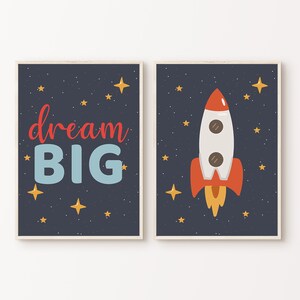 Conjunto de guardería espacial de 2 impresiones, carteles de cohetes espaciales imprimibles, decoración de la sala de juegos del espacio exterior, arte de pared de 2 piezas de la habitación del niño Dream Big