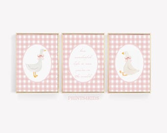 Set de 3 láminas para habitación infantil con diseño de gansos: Cita imprimible "¡Qué maravillosa es la vida!", Arte de pared para habitación de bebé niña con estampado de cuadros rosas (Descarga digital)