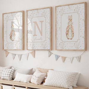 Stampe per cameretta dei conigli, decorazioni per camerette con nomi personalizzati, stampe artistiche stampabili per cameretta dei bambini in stile cottagecore, stampe con fiori selvatici in toni rosa a quadretti
