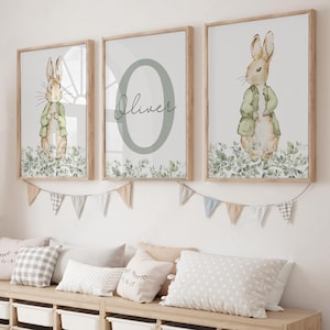 Stampe per cameretta di Peter Rabbit, decorazioni per cameretta personalizzate con nome, stampe stampabili per cameretta Cottagecore Green, stampe personalizzate per cameretta unisex