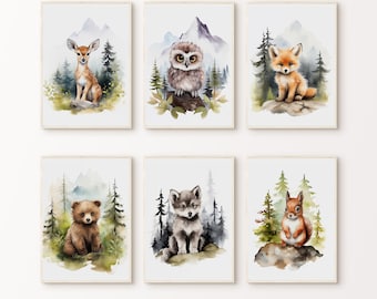 Puede incluir: Seis ilustraciones de acuarela de animales del bosque en un entorno forestal. Los animales incluyen un ciervo, un búho, un zorro, un oso, un lobo y una ardilla. Cada animal está representado en un estilo lindo y de dibujos animados.