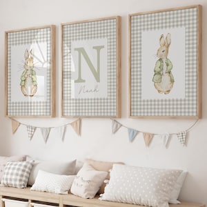 Stampe per cameretta dei conigli, decorazioni per camerette personalizzate con nome, stampe artistiche stampabili per camerette di genere neutro Cottagecore, stampe in stile fattoria con toni di verde a quadretti