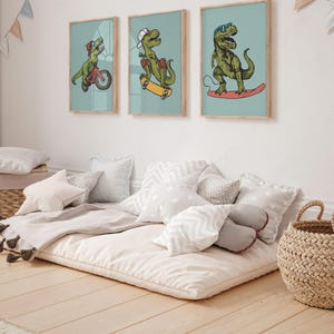 Puede incluir: Tres ilustraciones enmarcadas de dinosaurios verdes que realizan diversas actividades. El primer dinosaurio va en bicicleta, el segundo hace skateboard y el tercero practica surf. Las ilustraciones est&aacute;n sobre un fondo azul claro.