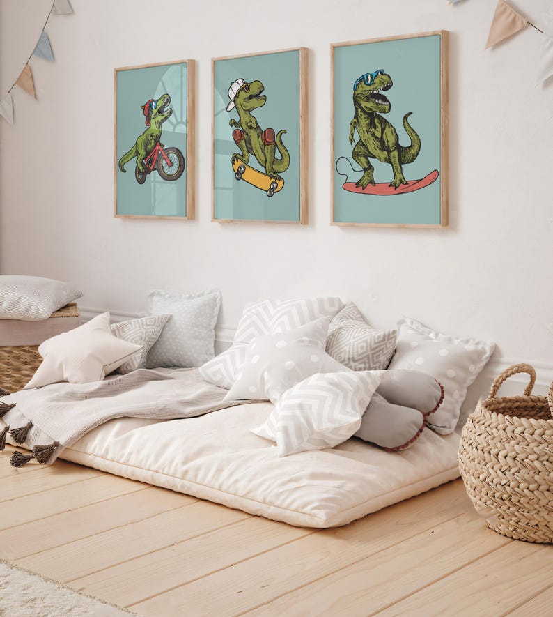 Puede incluir: Tres ilustraciones enmarcadas de dinosaurios verdes que realizan diversas actividades. El primer dinosaurio va en bicicleta, el segundo hace skateboard y el tercero practica surf. Las ilustraciones est&aacute;n sobre un fondo azul claro.