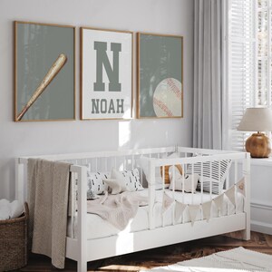 K&ouml;nnte beinhalten: Drei gerahmte Drucke mit gr&uuml;nem Hintergrund. Der erste Druck zeigt einen Baseballschl&auml;ger, der zweite Druck zeigt den Buchstaben N und den Namen Noah, und der dritte Druck zeigt einen Baseball.