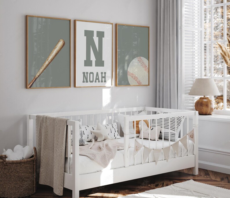 K&ouml;nnte beinhalten: Drei gerahmte Drucke mit gr&uuml;nem Hintergrund. Der erste Druck zeigt einen Baseballschl&auml;ger, der zweite Druck zeigt den Buchstaben N und den Namen Noah, und der dritte Druck zeigt einen Baseball.