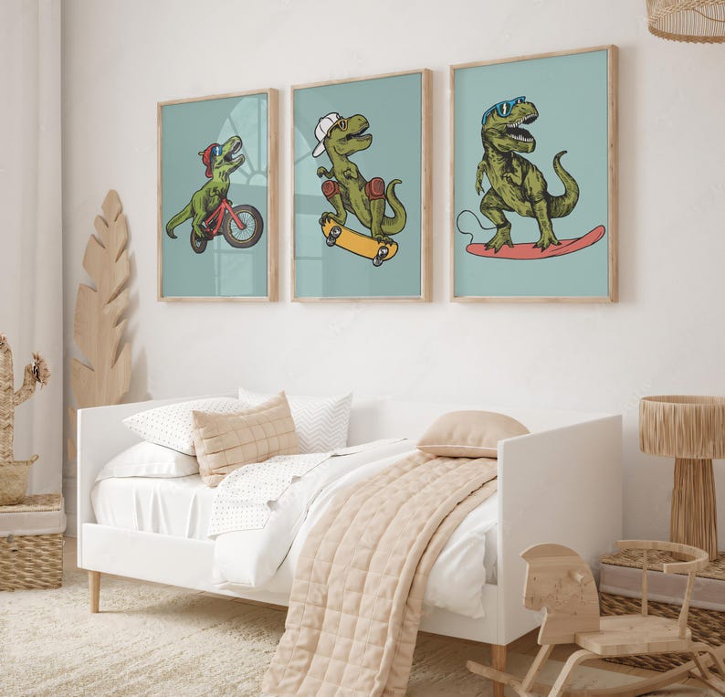 Puede incluir: Tres ilustraciones enmarcadas de dinosaurios en patinetas y bicicletas. Los dinosaurios son verdes y tienen diferentes expresiones. Los marcos son de madera clara y tienen un fondo azul claro.