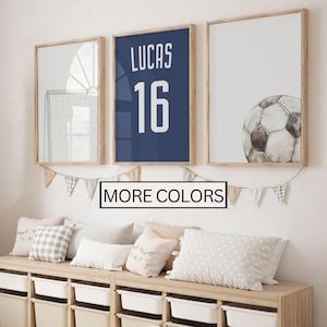 Arte murale di calcio, set di 3 stampe di calcio ad acquerello per la stanza dei ragazzi, cartello con nome personalizzato per la sala giochi dei ragazzi, arte stampabile per la cameretta dei bambini