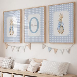 Láminas de conejo para guardería, decoración de habitación infantil con nombre personalizado, arte imprimible para guardería de niño de estilo cottagecore, lámina para guardería en tonos azules a cuadros