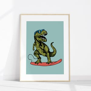 Puede incluir: Un dinosaurio verde con gafas de sol azules est&aacute; montando una tabla de surf roja sobre un fondo azul claro.