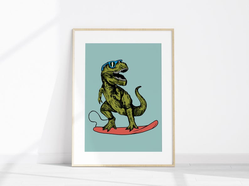 Puede incluir: Un dinosaurio verde con gafas de sol azules est&aacute; montando una tabla de surf roja sobre un fondo azul claro.