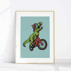 Puede incluir: Un dinosaurio verde con gafas de sol y un sombrero rojo monta en una bicicleta roja con neum&aacute;ticos negros sobre un fondo azul claro.