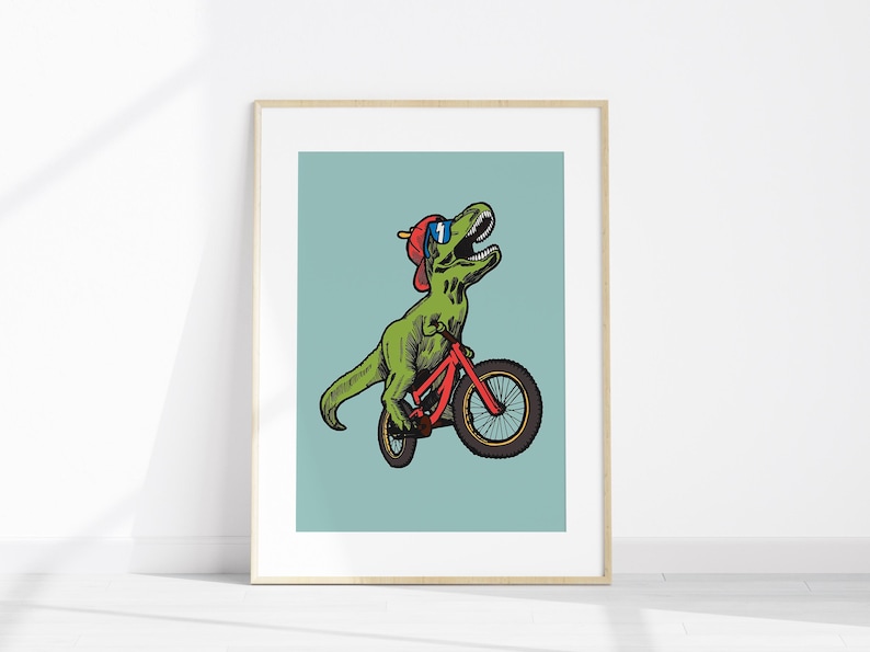 Puede incluir: Un dinosaurio verde con gafas de sol y un sombrero rojo monta en una bicicleta roja con neum&aacute;ticos negros sobre un fondo azul claro.