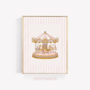 Könnte beinhalten: Ein gerahmter Druck mit einer Aquarellillustration eines Karussells. Das Karussell hat ein rosa-weiß gestreiftes Verdeck, goldene Akzente und Tierfiguren. Der Rahmen hat einen goldenen Rand und einen rosa-weiß gestreiften Hintergrund. Der Text "PRINTS4KIDS" steht unten.