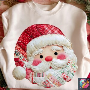 Może przedstawiać: Kremowa bluza z nadrukiem twarzy Świętego Mikołaja. Twarz Świętego Mikołaja wykonana jest z patchworkowej tkaniny w czerwone, białe i kwiatowe wzory. Projekt obejmuje czerwony kapelusz, białą brodę i różowe policzki, idealny na sezon świąteczny.