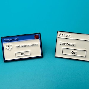 Windows XP Error & Success Enamel Pin – Retro Computer Humor– Nerd Geschenk – Y2K Tech Funny