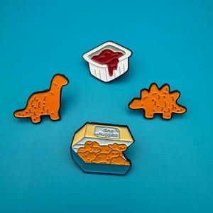 Dino Nuggies Pin Set – Lustige Dino Nuggets Enamel Pins mit Ketchup, Nostalgie Meme Anstecker, Geschenk für Dino Fans & Millennials