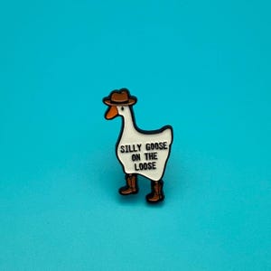 Silly Goose on the Loose Pin – Lustiger Gans Enamel Pin, Geschenk für Tierliebhaber, Goose Badge, Meme Pin Accessoire, Be Goose do Crime