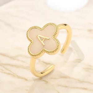 Anillo ajustable chapado en oro con el nombre de la letra inicial y el trébol de cuatro hojas