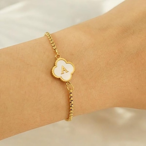 Pulsera ajustable de acero de titanio bañada en oro con diseño de trébol de cuatro hojas y letras iniciales