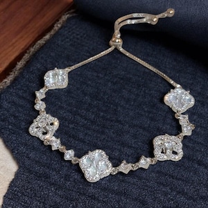 Four Leaf Lucky Clover Fashion Zircon Flower Bracelet for Women Exquisite Temperament Stainless Steel Bracelet