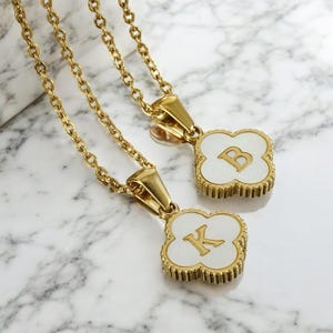 Collar chapado en oro con el nombre de la letra inicial y el trébol de cuatro hojas