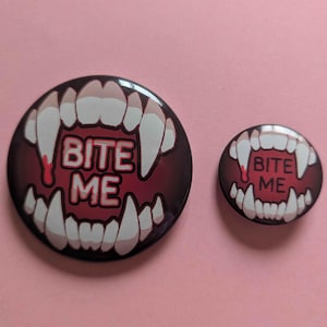 Bita mig vampyrtänder | Knappmärke