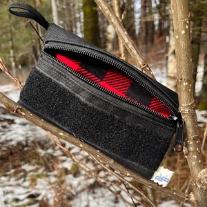 NUEVO DISEÑO - Bolsa EDC resistente con cremallera, 2 tamaños, impermeable, negra, Ottertex, forro de franela suave, tira de velcro, bolsillo, parche para tarjeta, billetera táctica