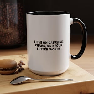 Taza de café sarcástica "Vivo de cafeína, caos y palabras de cuatro letras", taza para amantes del café, taza de té con caos, taza con maldiciones y mal comportamiento