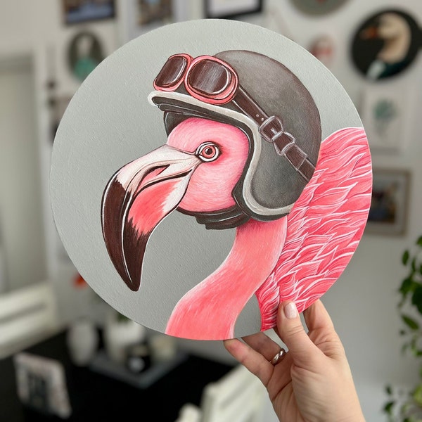 Rosa Flamingo mit Motorradhelm. Gemälde, rund, 30*30cm, Geschenkidee, Wanddecoration, Homedecor.