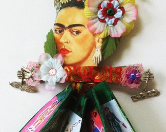 Diva, bambola / libro che rappresenta Frida Kahlo, carte loteria come pagine, bambola, libro unico, Frida Kahlo, bambola appesa al muro, bambola da tavolo sul gancio