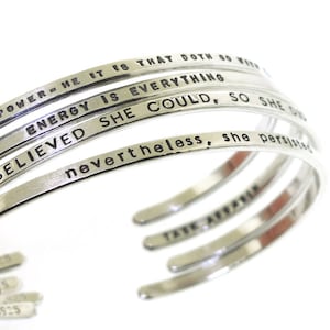 Pulseira personalizada, punho de prata esterlina estampado à mão com a mensagem escolhida, pulseiras empilháveis