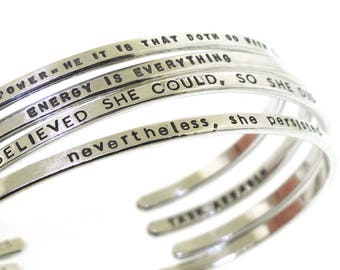 Bracelet personnalisé, manchette en argent sterling estampillée à la main avec le message de votre choix, bracelets empilables