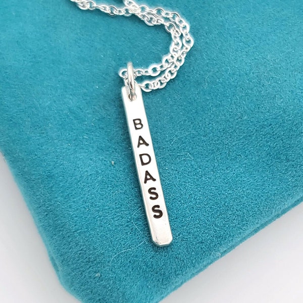 Badass Charm Necklace, met de hand gestempelde zilveren hanger