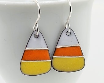 Boucles d’oreilles Candy Corn, bijoux en émail de verre orange, jaune et blanc par Kathryn Riechert