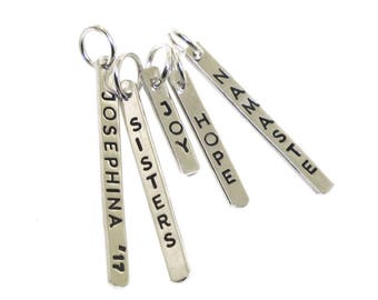 Name Charms, handgestempelte personalisierte Charmehalskette mit Ihrem Wort, Datum oder Namen in Sterlingsilber, Muttertagshalskette