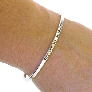 Sie sind mein Sonnenschein, von Hand gestempelt Sterling Silber Armreif, von Hand gestempelt Schmuck, dünne Stapeln Armband von Kathryn Riechert Bild 3