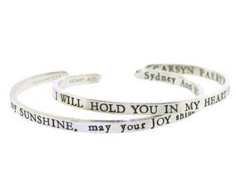 Brazalete de plata de ley estampado a mano con cita personalizada