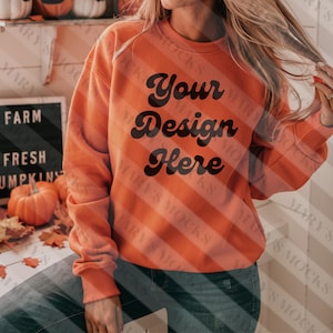 Gildan 18000 Orange Mockup, Herbst Sweatshirt Mockup, Rundhals Mockup, gemütlicher Pullover Mockup, Frauen Modell Mockup, hochwertige Mockups