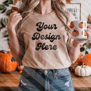 Maqueta de camiseta de color crema suave de otoño, Bella Canvas 3001 Maqueta de camiseta natural Maqueta de camisa en blanco de otoño de alta calidad Boho Mujer Modelo Descargar