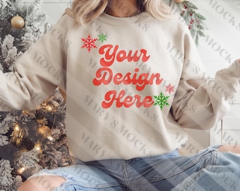 18000 Sand Sweatshirt Mockup| Weihnachten Gildan 18000 Mockup| Pullover Mockup | Gemütlicher, lässiger Weihnachtsfeiertags-Ästhetik-Pullover | Weihnachtsmock
