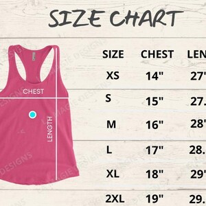 Op de afbeelding: Een roze tanktop met een maattabel. De tabel vermeldt maten XS tot 2XL, met borstmetingen van 35,56 cm tot 48,26 cm en lengtes van 68,58 cm tot 74,93 cm. De tekst "SIZE CHART" staat bovenaan.