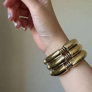 Pulsera de declaración apilada en oro
