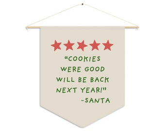 Può includere: Uno stendardo in tela beige con una valutazione a cinque stelle e il testo "COOKIES WERE GOOD WILL BE BACK NEXT YEAR!" -SANTA.