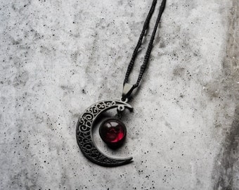 Collar gótico, colgante de luna creciente para mujer, amuleto macabro, luna media luna, joyería hecha a mano, estilo oscuro, luna roja, bruja wiccan